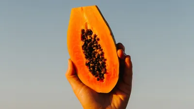 Скачать 2048x1152 папайя, фрукт, экзотический, рука обои, картинки  ультраширокий монитор