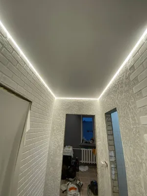 Парящий натяжной потолок с подсветкой по периметру и спотами |  liskipotolki.ru