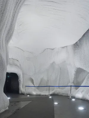 Ледяная пещера в Зарядье