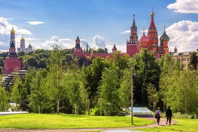 Пейзаж москвы летом россия люди идут по дорожке в современном парке зарядье  возле старого московского кремля | Премиум Фото