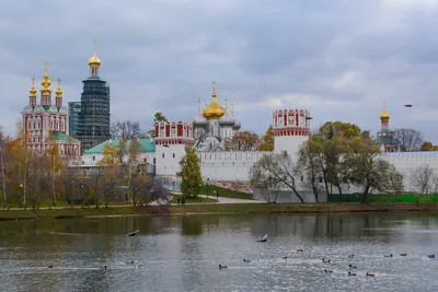 обои : Городской пейзаж, архитектура, озеро, воды, Москва, здание,  Размышления, небо, парк, Горизонт, вечер, Башня, Река, Россия, Церковь,  кафедральный собор, Банка, красивая, Дерево, Центр города, растение,  Красоту, Ориентир, Дневное время, Отдых ...