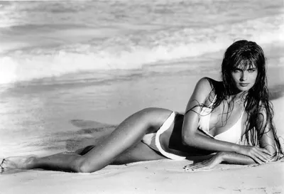 Полина Поризкова, модель, актриса, женщины, смотрит на зрителя, мокрое тело, мокрые волосы, лежа на пляже, лежа на боку, брюнетка, белое бикини, декольте, бедра, ноги, босиком, женщины на улице, монохромный, бикини, пляж | 2775x1893