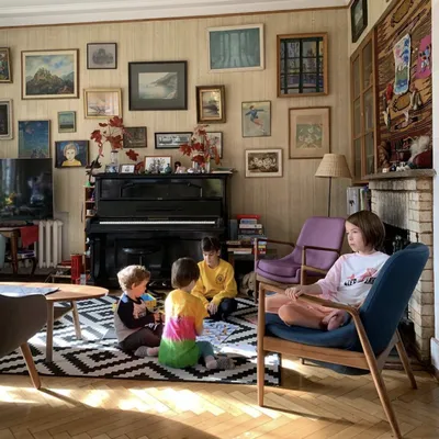 Мы идеальная семья, просто живем раздельно»: экскурсия по холостяцкой  квартире и семейному дому Павла Деревянко