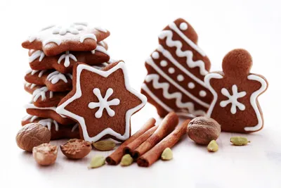 Новогоднии фигурки печенья к празднику - обои на рабочий стол