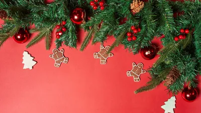Обои хвоя, украшения, имбирное печенье, фон, красный, новый год, рождество  картинки на рабочий стол, фото скачать бесплатно