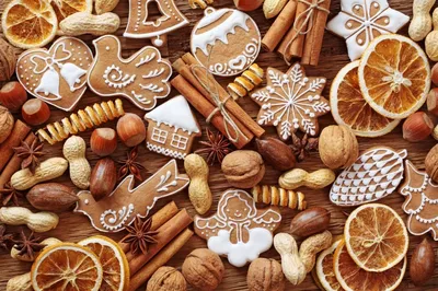 Обои на рабочий стол Новогоднее печенье, палочки корицы, орехи и ломтики  апельсина лежат на столе, обои для рабочего стола, скачать обои, обои  бесплатно