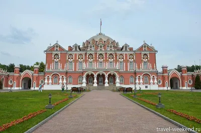 Петровский путевой дворец: музей и отель Petroff Palace