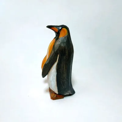 Пингвин резьба по дереву – купить онлайн на Ярмарке Мастеров – SCR2GRU |  Статуэтки, Москва