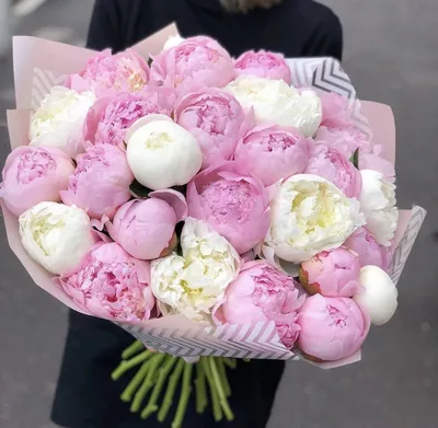 25 бело-розовых пионов в букете | Бесплатная доставка цветов по Москве