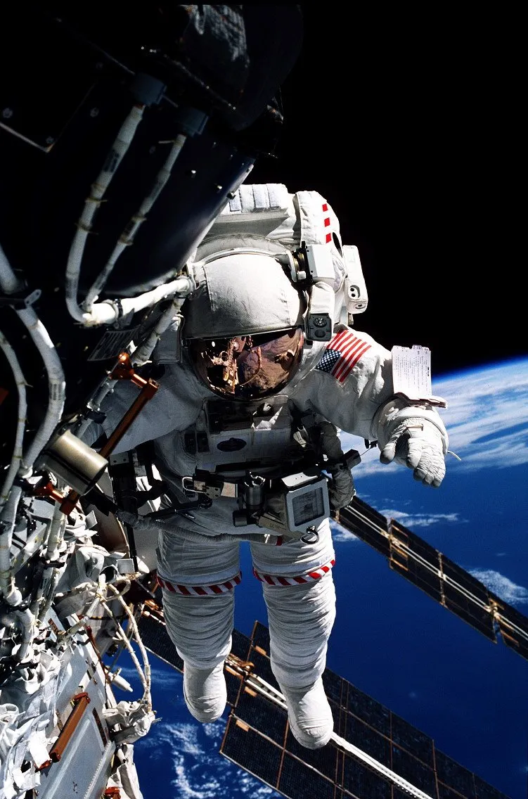 Космонавтам видны планеты. Шаттл астронавт в открытом космосе шаттл. НАСА ISS. Космонавт в космосе.