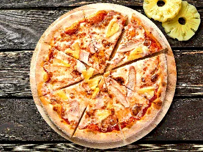 Пицца с ананасами, виноградом, курицей и орехами | Премиум Фото