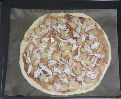 Пицца сыровяленой курицей и ананасами - купить с доставкой на дом в  СберМаркет