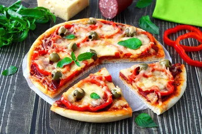 Пицца с колбасой и сыром в духовке классическая рецепт с фото пошагово и  видео - 1000.menu