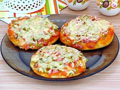 Мини-пицца в духовке с колбасой и огурцом, рецепт с фото