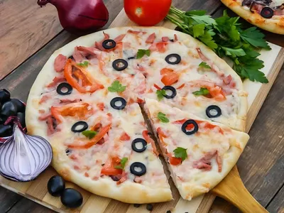 Домашняя пицца в духовке с колбасой классическая рецепт с фото пошагово и  видео - 1000.menu
