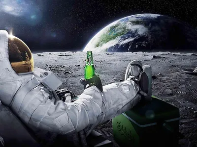 Фото Космонавт пьет пиво на луне