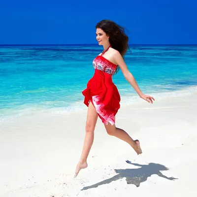 девушка в цветочном длинном платье на пляже, струящееся платье для пляжного  фото, пляж, платье фон картинки и Фото для бесплатной загрузки