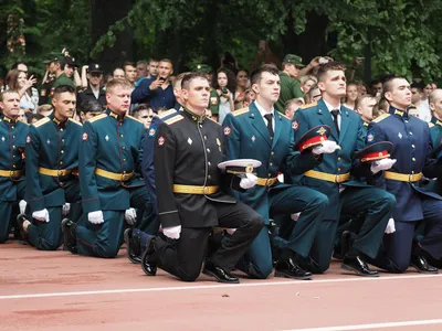 Платье на выпускной в институте (77 фото)