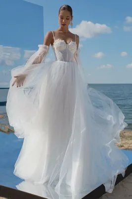 Воздушное свадебное платье с прозрачным корсетом на бретелях в Хабаровске