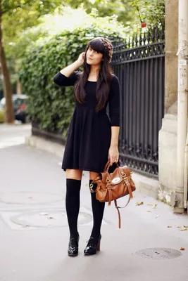 Модный лук: оливковая парка, коричневое платье-свитер, черные кожаные  ботильоны, черная кожаная сумка через плечо | Лукастик
