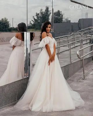 Необыкновенное свадебное платье А-силуэта с рукавами крылышками и шлейфом в  Хабаровске
