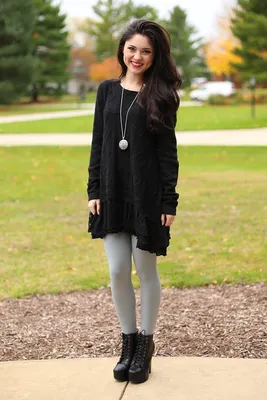 Модный лук: черное вязаное платье-свитер, серые леггинсы, черные кожаные  массивные ботильоны на шнуровке, серебряная подвеска | Лукастик
