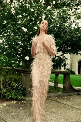 Платья с перьями для летних вечеринок | Vogue UA