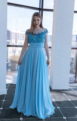 Вечернее платье с завышенной талией в нежно-голубом цвете