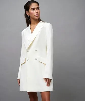 Двубортное платье пиджак свободного кроя в белом цвете можно купить с  доставкой и примеркой в интернет магазине olalafason.ru в Москве.