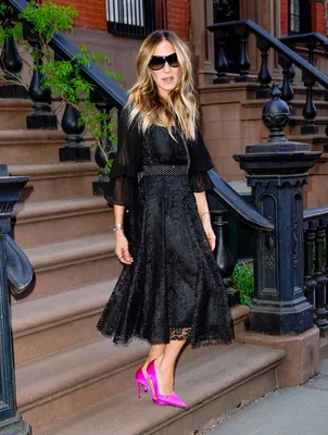 Типичная Кэрри Брэдшоу: Сара Джессика Паркер преобразила черное платье  яркими лодочками