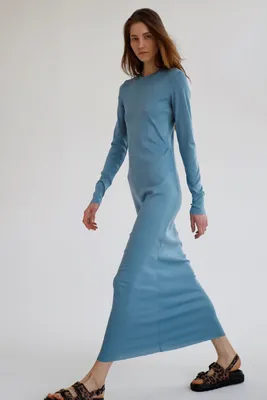 Платье-лонгслив из тонкого трикотажа, пыльно-голубой купить в Москве | MERE
