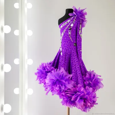 Продажа танцевальных костюмов on Instagram: “☑️Платье для Ю2 латина.  ☑️Состояние отличное. ☑️Новое боа страуса. ☑️Р… | Платья, Танцевальные  костюмы, Вечерние платья