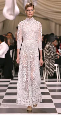 Просто куколка: Джису из BLACKPINK в белоснежном платье на показе Dior |  theGirl