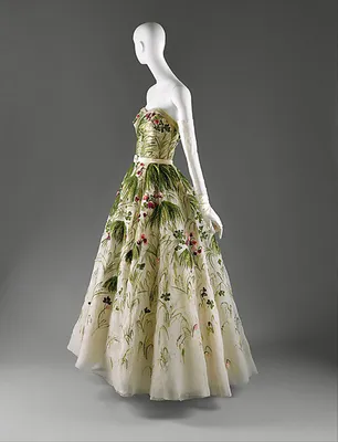Выбор стильных невест: где искать белые минималистичные платья как у Dior  на Неделе высокой моды в Париже | theGirl