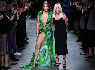 Показ Versace: сексуальные платья, насыщенные цвета и парад топ-моделей во  главе с Ратажковски | WMJ.ru