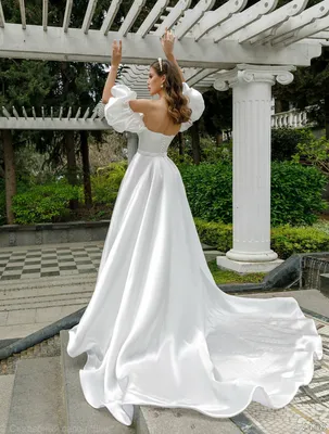 Хейли\" - Воздушное свадебное платье с объемными рукавами и перьями купить  по цене 48 500 руб. в Санкт-Петербурге | Свадебный салон Alisa Wedding