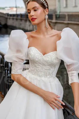 Свадебное платье с кружевным лифом и объемными рукавами, выполнено из  органзы, со шлейфом в Хабаровске
