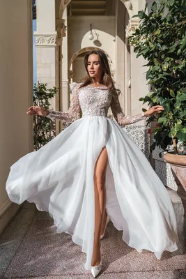 Свадебное платье А-силуэта с декорированным сверкающим верхом с лепестками  и рукавом Camellia | Vivabride