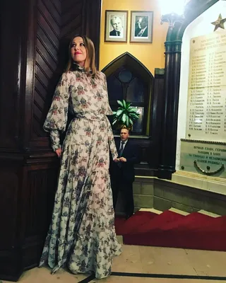 Ксения Собчак учит, как носить платья с откровенными вырезами, на премьере  нового спектакля Константина Богомолова