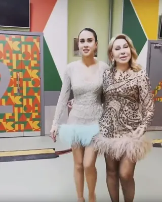 69-летняя Любовь Успенская показала стройные ноги в экстремально коротком  платье с перьями - Страсти