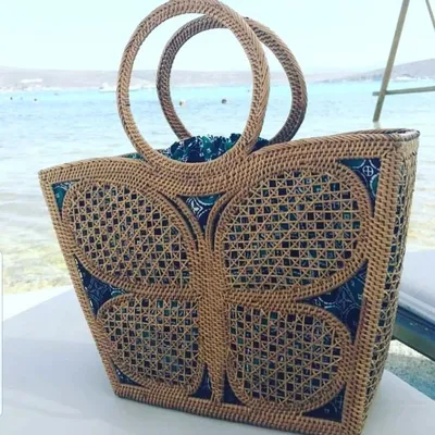 12storeez - Плетеные сумки принято считать «пляжными». Но... | Facebook