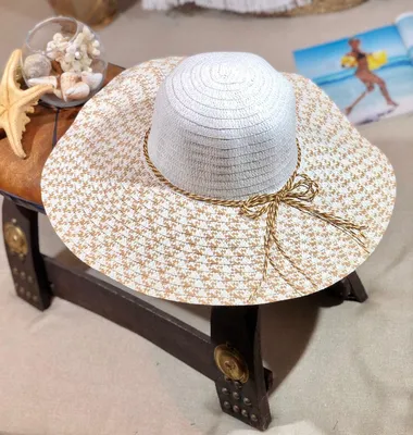 пляжные шляпы на дисплее магазина Стоковое Фото - изображение насчитывающей  померанцово, магазин: 215970224