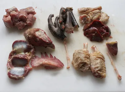 Raw почки, сердце куриной печени. Птицы и субпродуктов требухи,  подготовленные для приготовления пищи. Диета высоких в Iron гема п Стоковое  Изображение - изображение насчитывающей ингридиент, цыплятина: 209526009