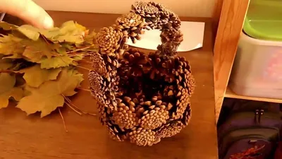 Поделка на тему Осень - корзинка из шишек, цветы из листьев дерева |  Поделки, Осенние поделки, Осенние украшения