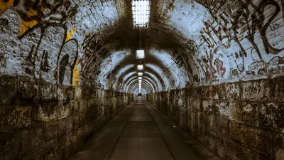 Скачать 3840x2160 тоннель, подземный, заброшенный, освещение обои, картинки  4k uhd 16:9