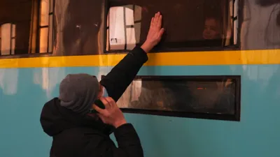 Я привез малых здоровых и живых\": как шесть детей выжили в Мариуполе,  застряли в ДНР и оказались в Европе - BBC News Русская служба