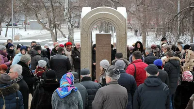 Бойцы группы предприятий «Альфа» вознесли цветы к стеле погибших в «Хромой  лошади» | НеСекретно, Пермь