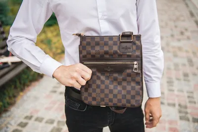Крутая мужская нагрудная сумка от Louis Vuitton Купить на lux-bags недорого