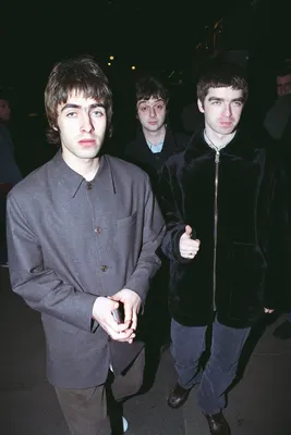 Оазис: Лиам Галлахер, Пол МакГиган и Ноэль Галлахер, NME Awards, 1994. | Альбом Oasis, Лиам и Ноэль, одежда Oasis