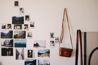 Полароидные снимки и Старинная фотокамера, висящие на стене в комнате -  Скачать в Маркетплейсе Цифровых товаров